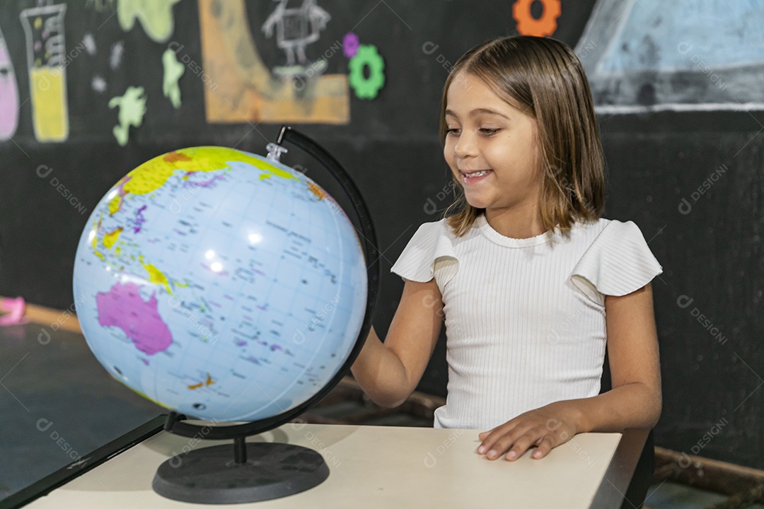 Garota contente olhando para um globo