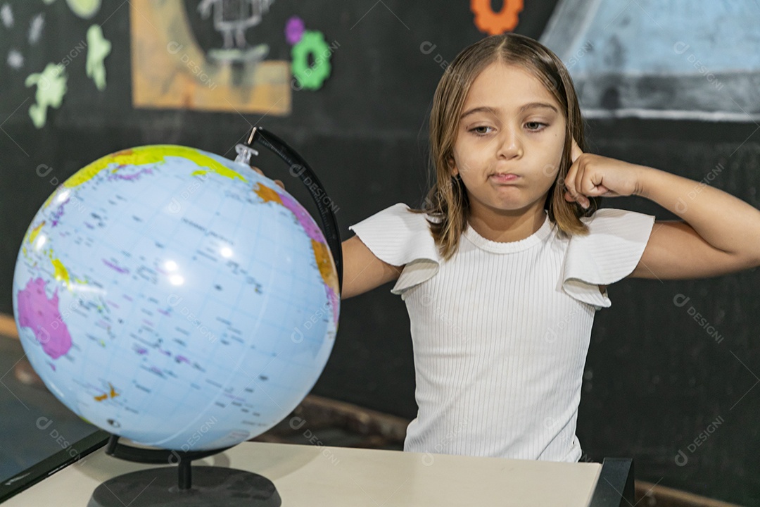 Uma garotinha rodando o globo mundial