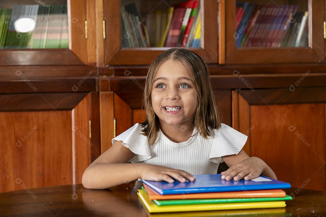 Garotinha em uma biblioteca cheia de cadernos