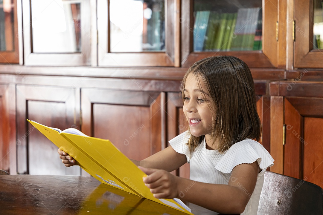 Linda garota lendo um livro