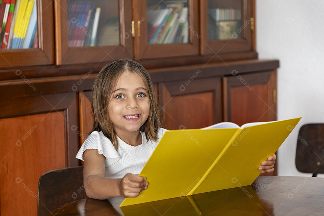 Linda garota lendo um livro