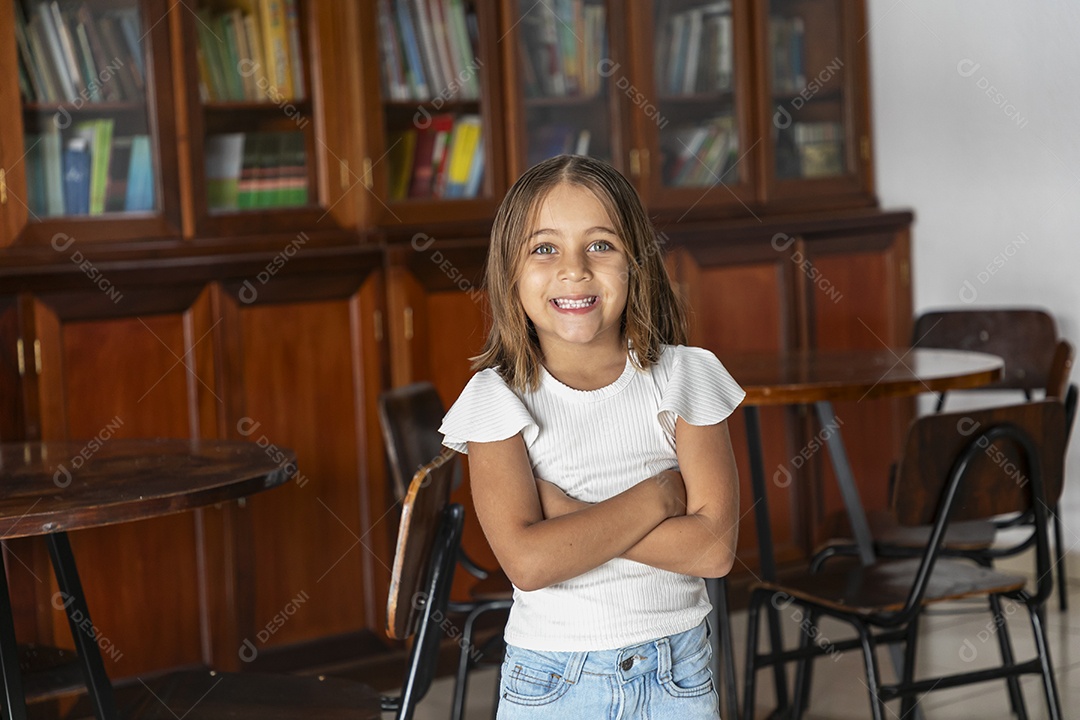 Linda menina fofa de braços cruzados