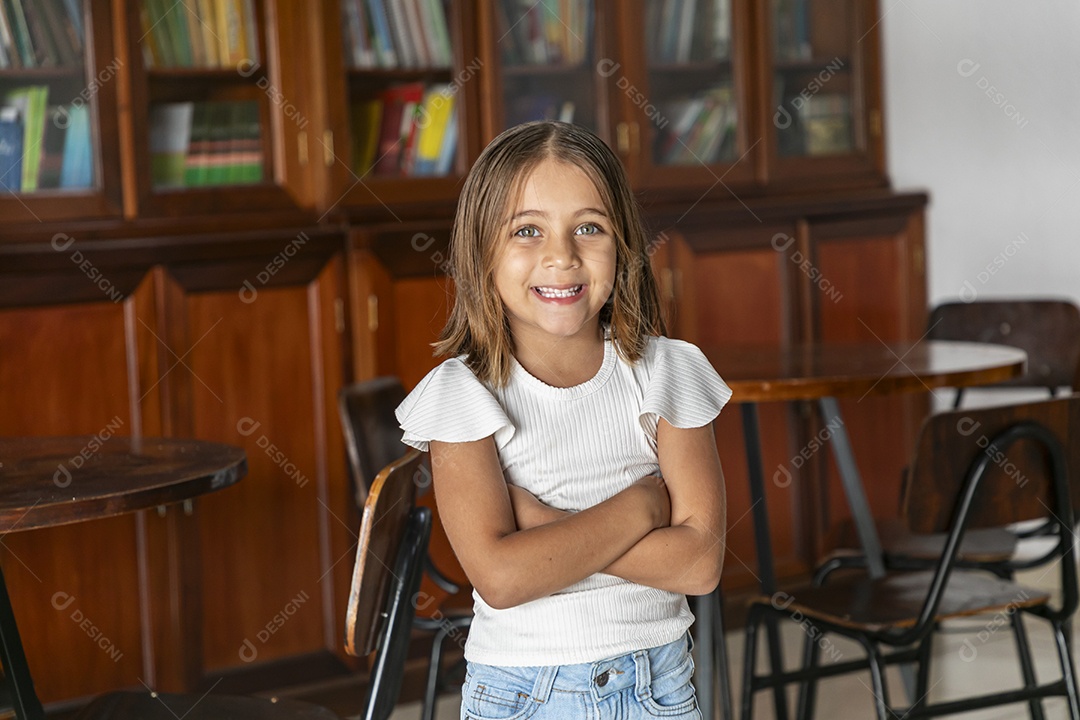 Linda garota com braços cruzados