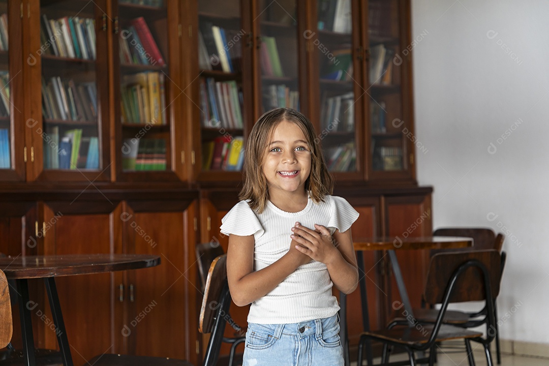 Linda menina em uma livraria feliz