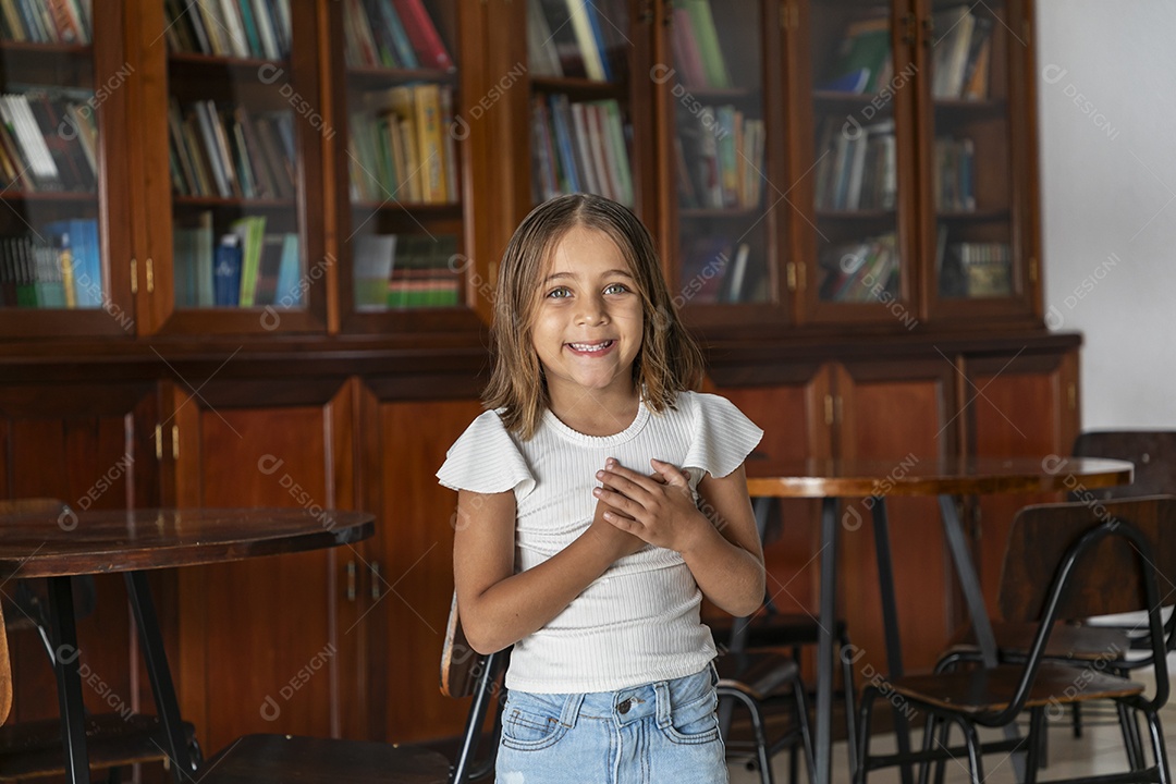 Linda menina com mão no peito