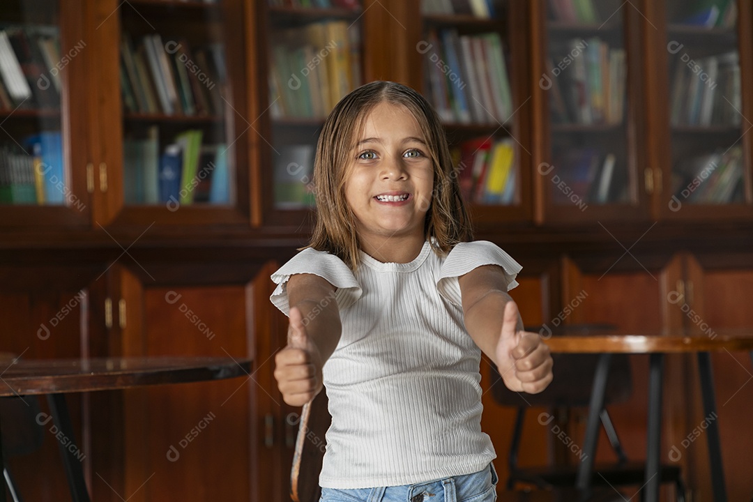 Linda menina com gesto de legal