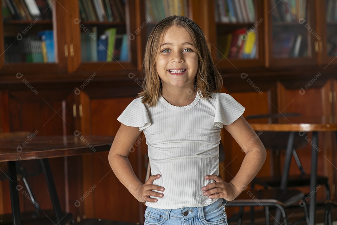 Garota fofinha com mãos na cintura em uma livraria