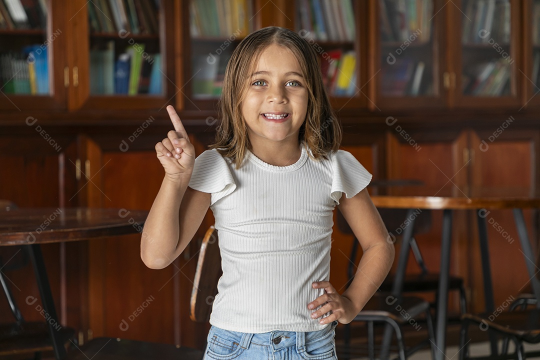 Linda garotinha apontando para cima