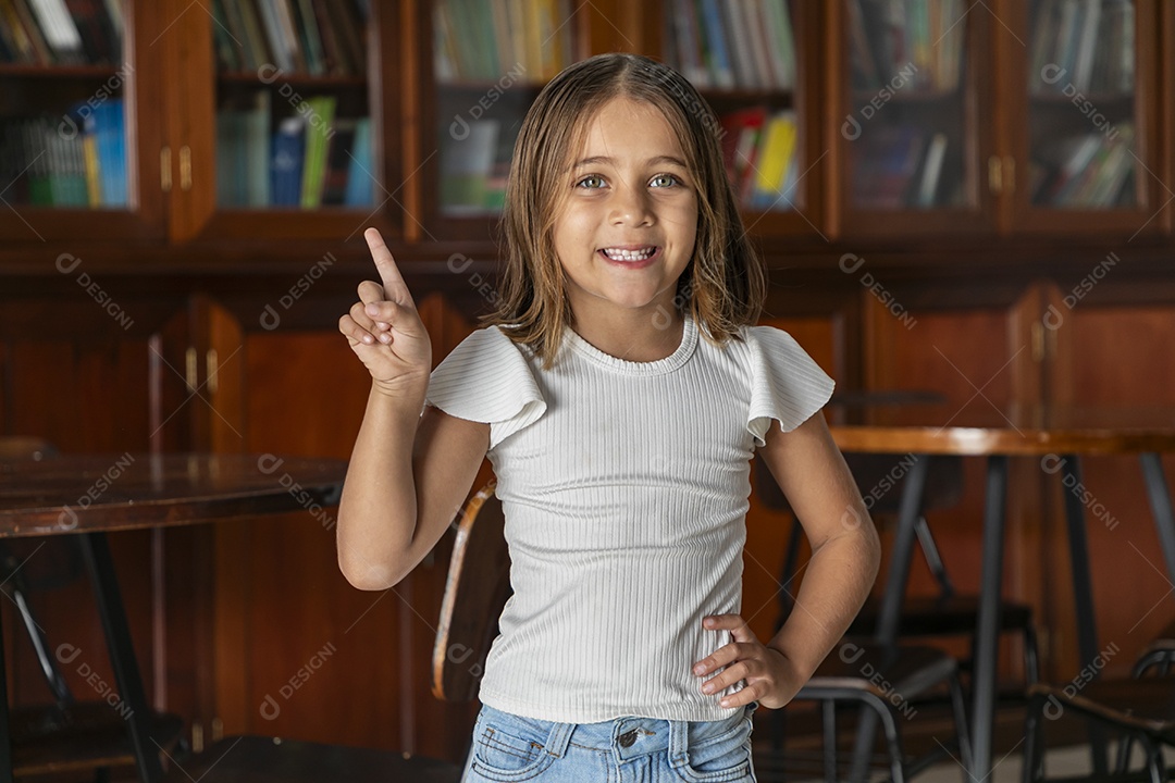 Linda menina apontando para cima