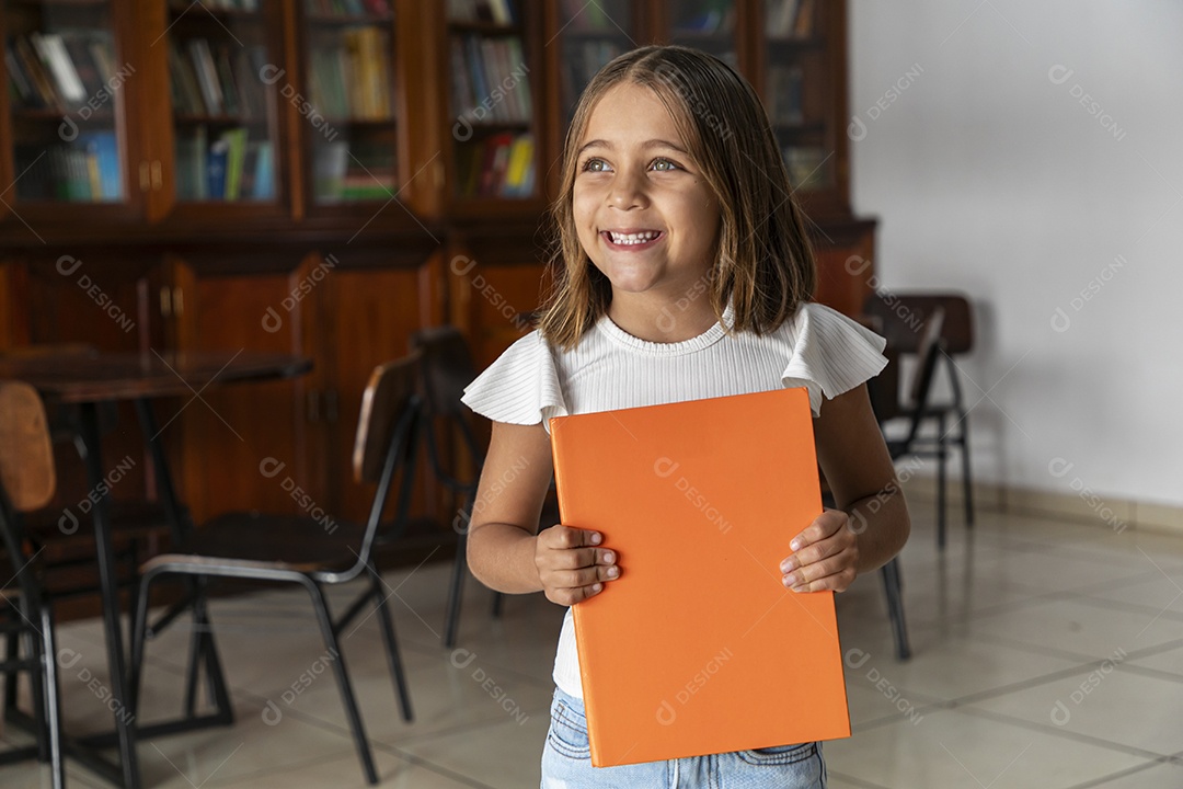 Linda menina com caderno na mão