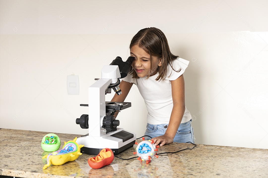 Menina com microscópio