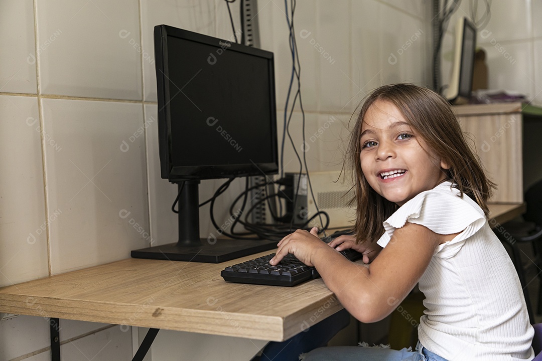 Garotinha linda mexendo no computador