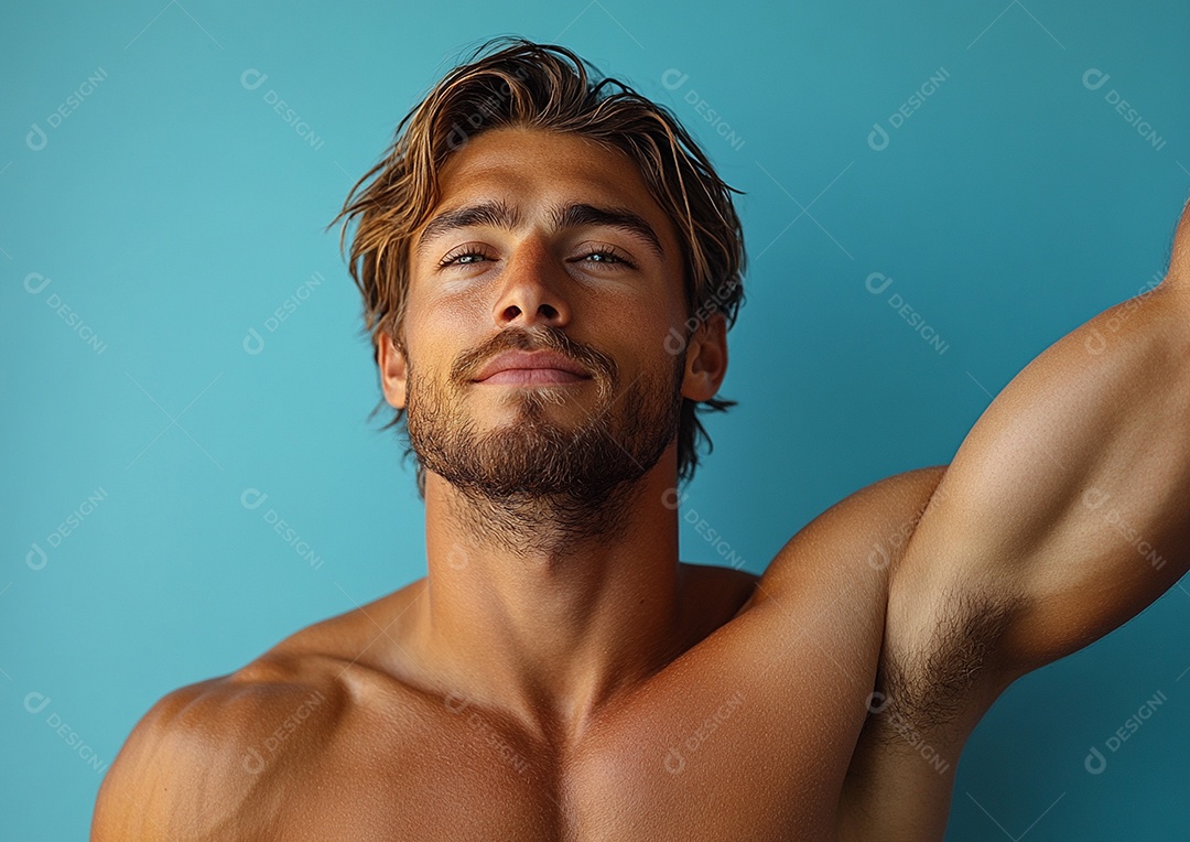 Homem fisiculturista em fundo de cor sólida. conceito de ginásio ou saúde