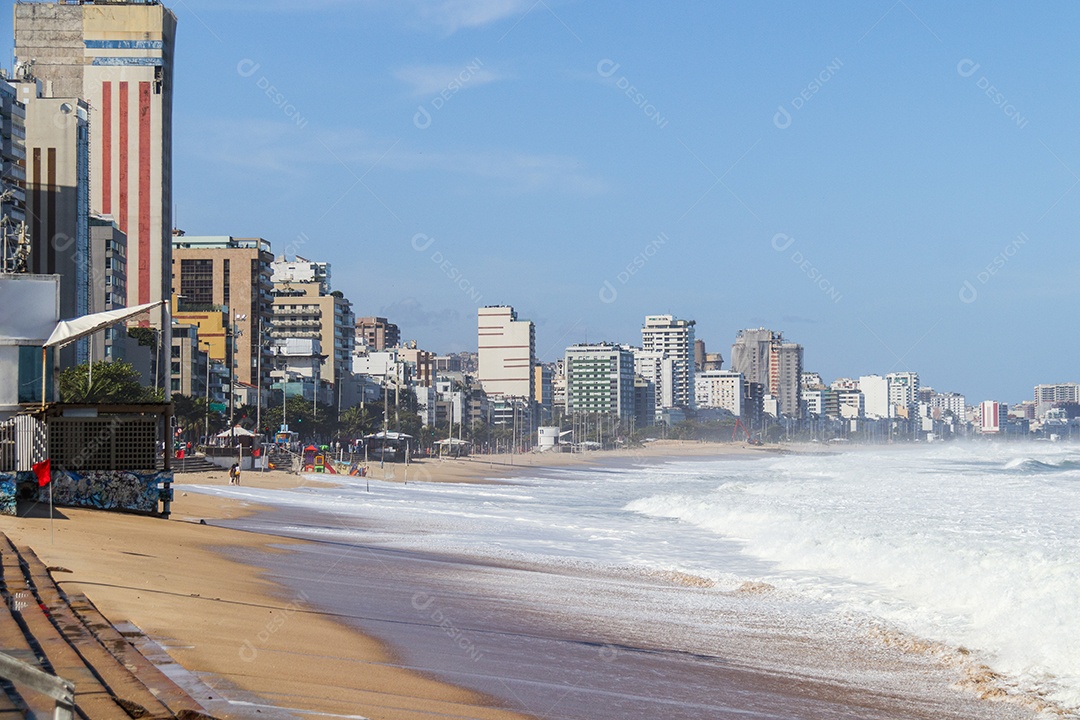 Ressaca na praia do Leblon
