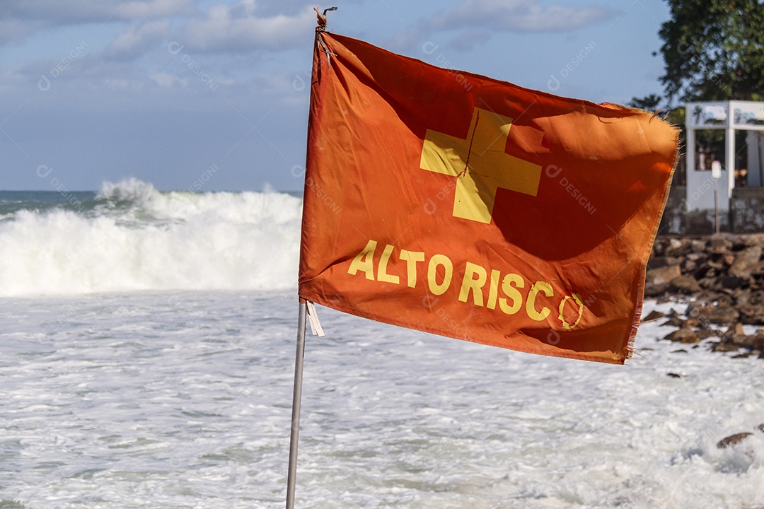 Bandeira de aviso em uma praia