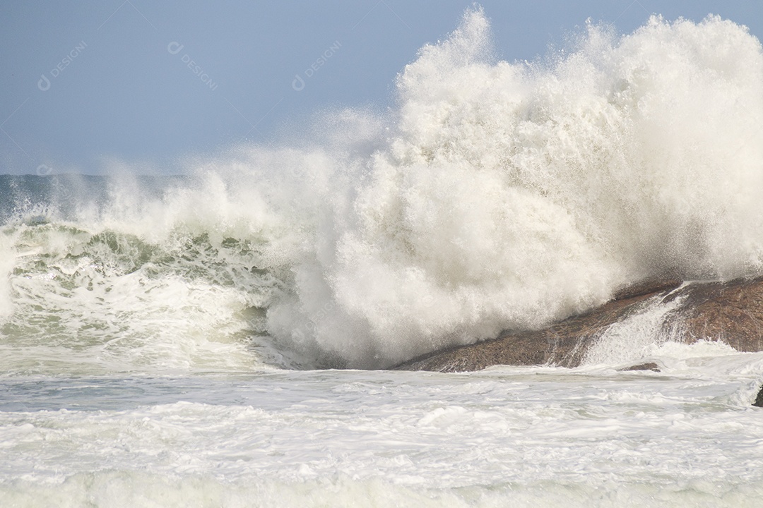 Ressaca do mar batendo em pedra