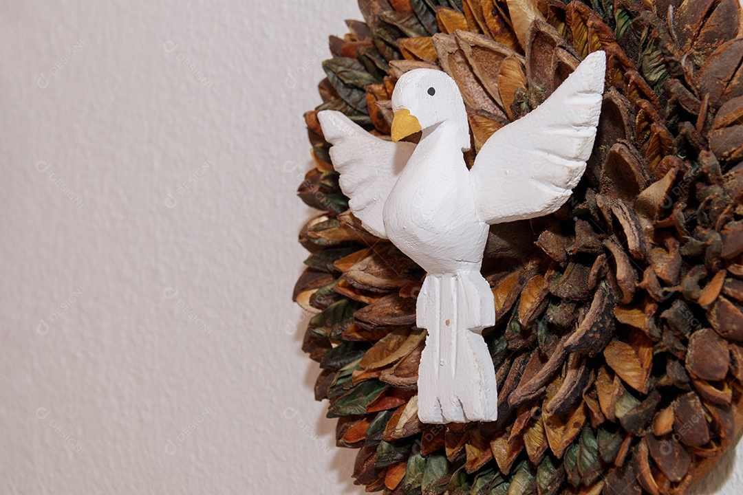 Imagem do espírito santo na parede de uma casa