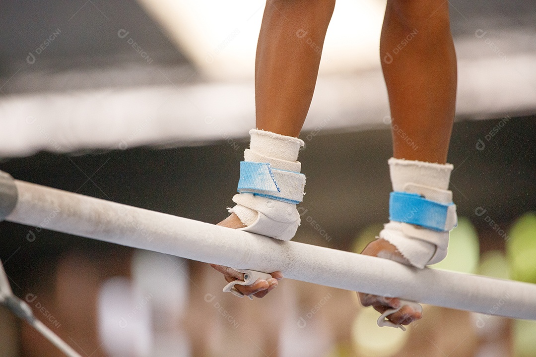 Ginasta nas barras assimétricas durante treino de ginástica artística