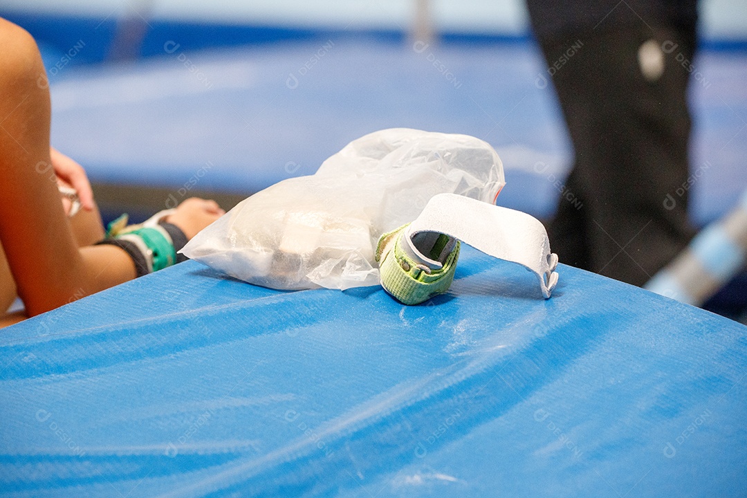 Aperto de mão de ginástica em cima de um tapete azu