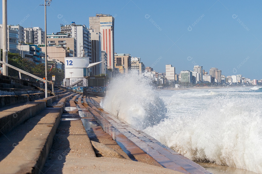 Ressaca na praia do Leblon
