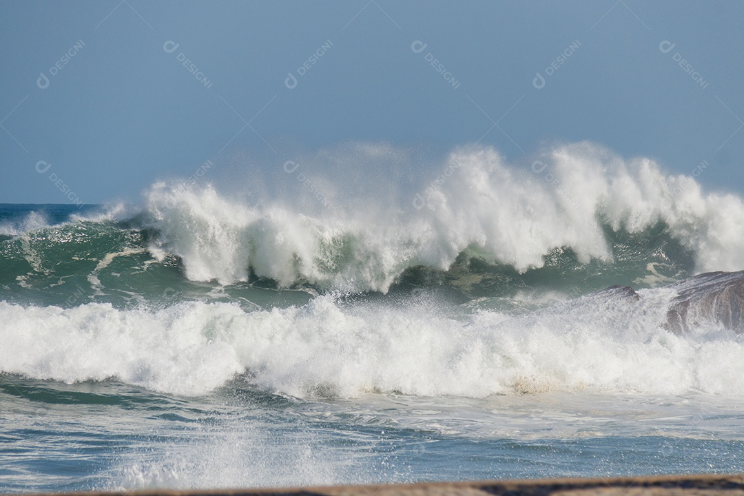 Ressaca do mar em uma praia