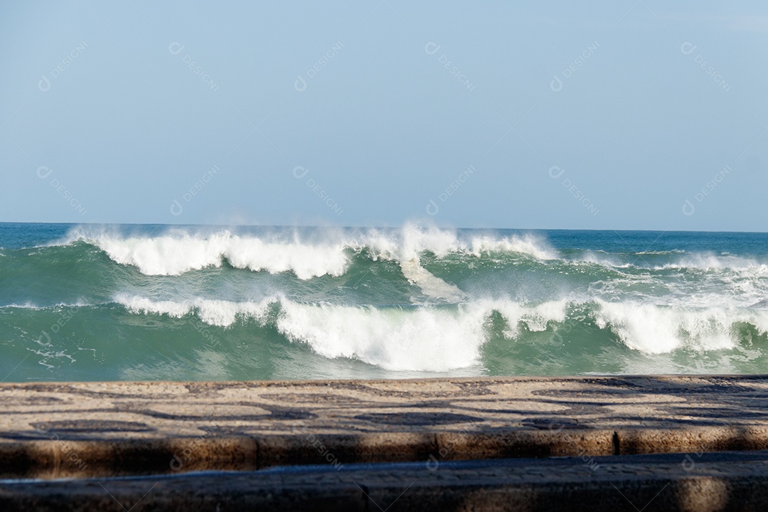 Ressaca do mar em uma praia