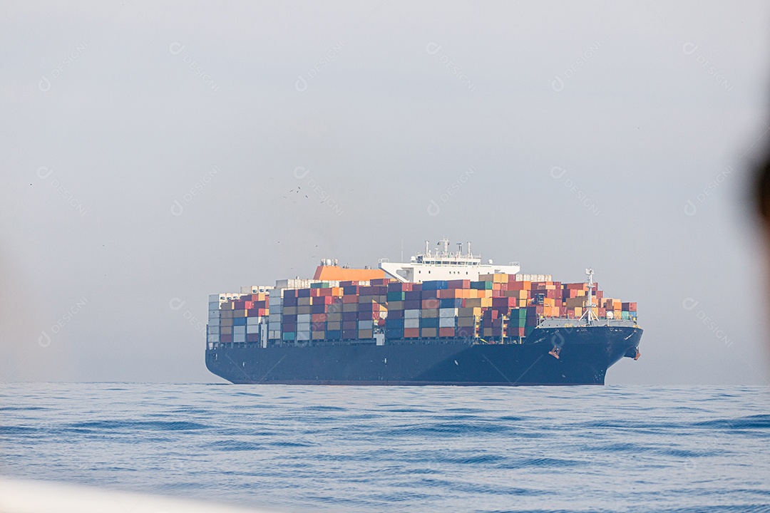 Navio cargueiro em alto mar