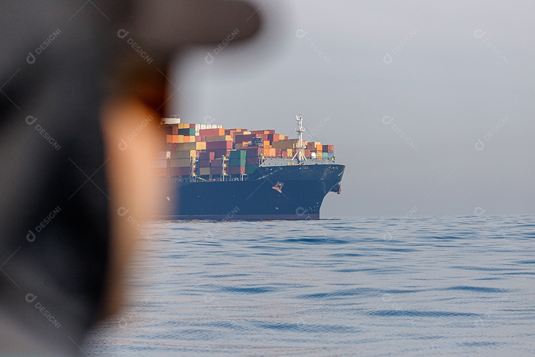 Navio de carga em alto mar