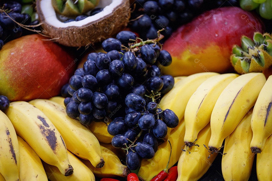 Bananas uvas mangas e coco da praia