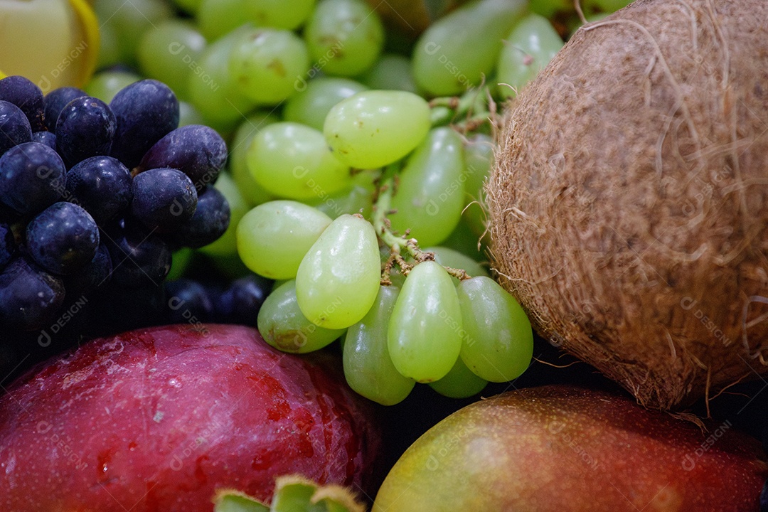 Uvas deliciosa e coco da praia algumass frutas variadas