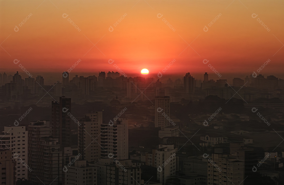 Pôr do sol sob poluição atmosférica em São Paulo