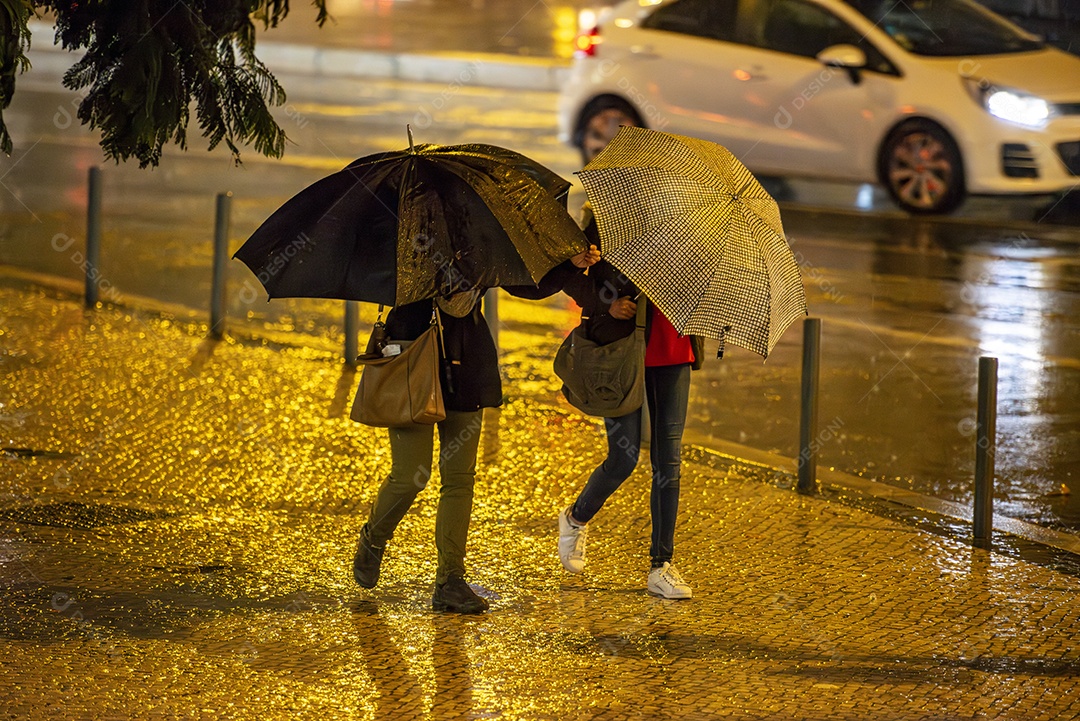 Mulher atravessando a rua segurando um guarda chuva
