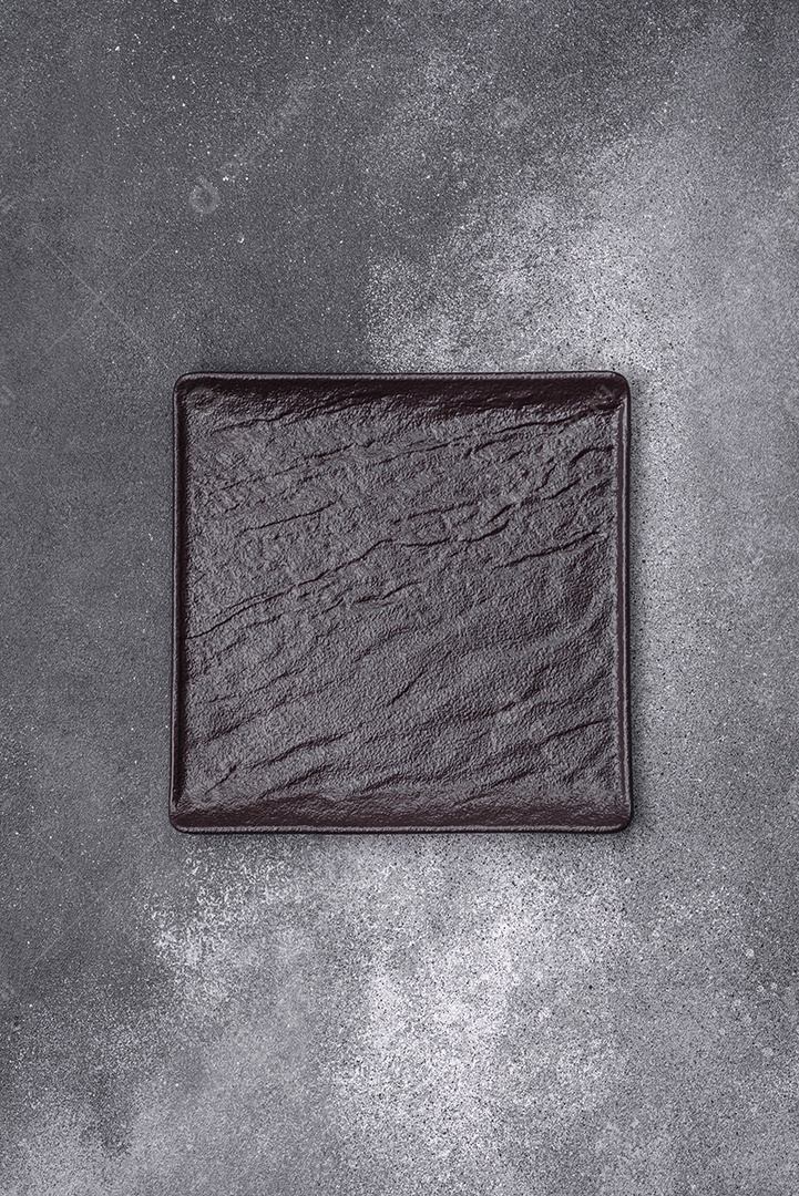 Prato sobre mesa concreto