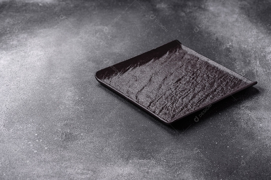 Prato sobre mesa concreto