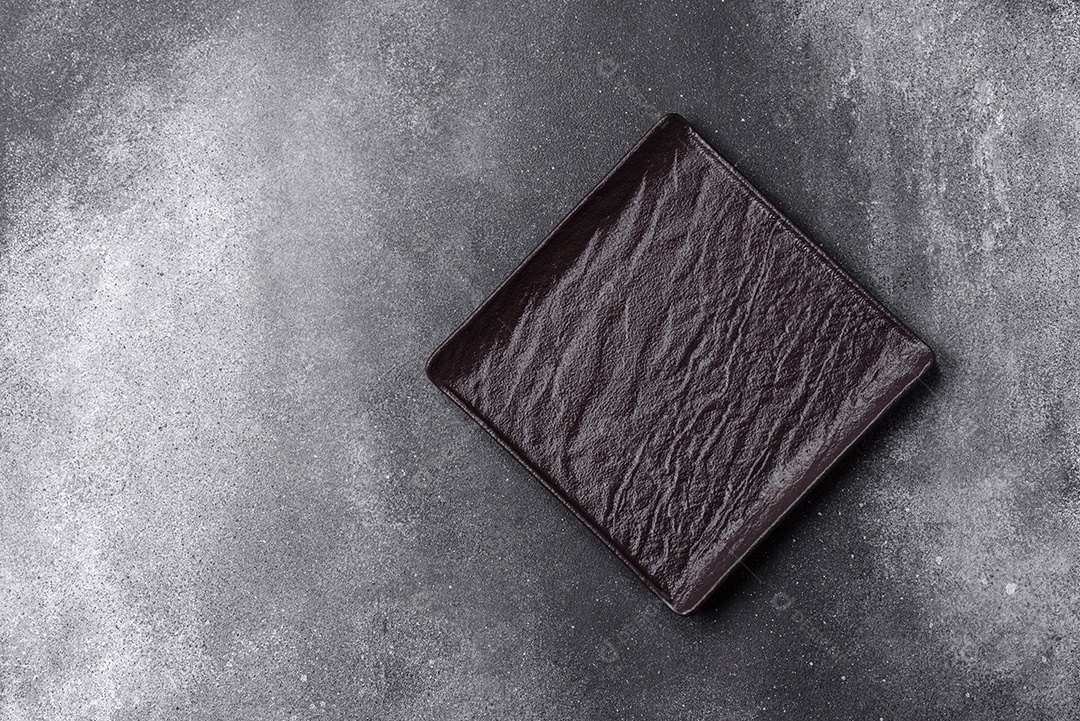 Prato sobre mesa concreto