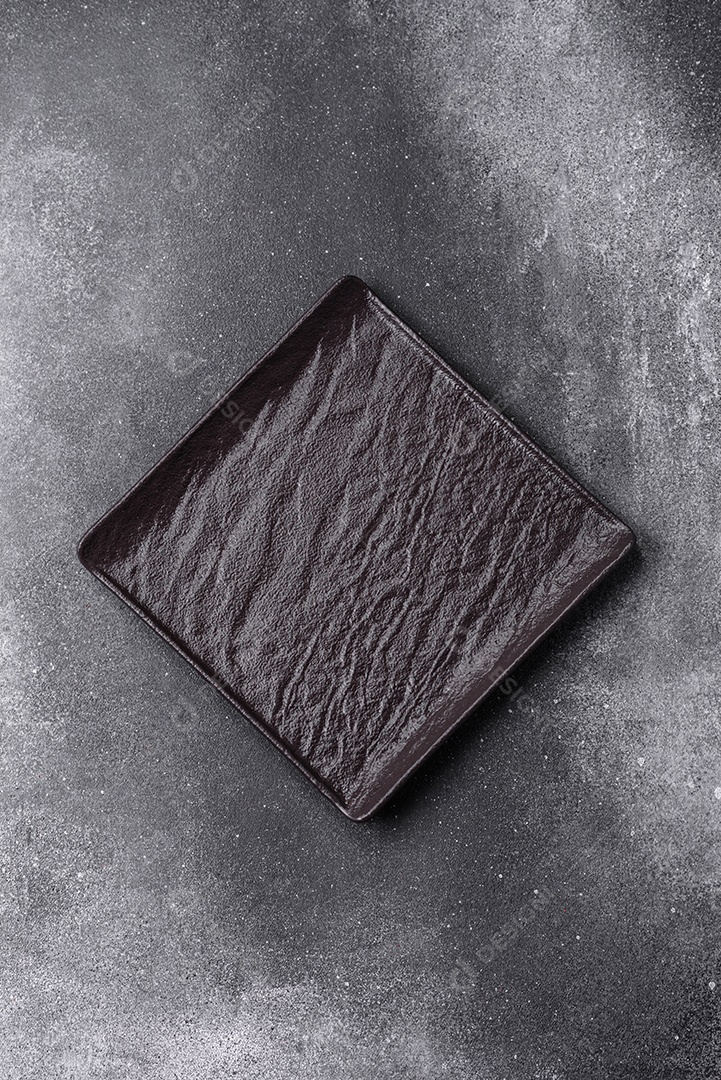 Prato sobre mesa concreto