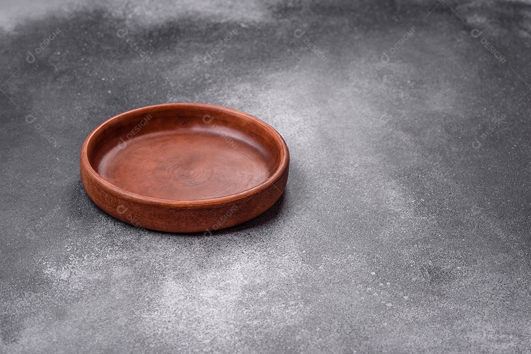 Prato sobre mesa concreto