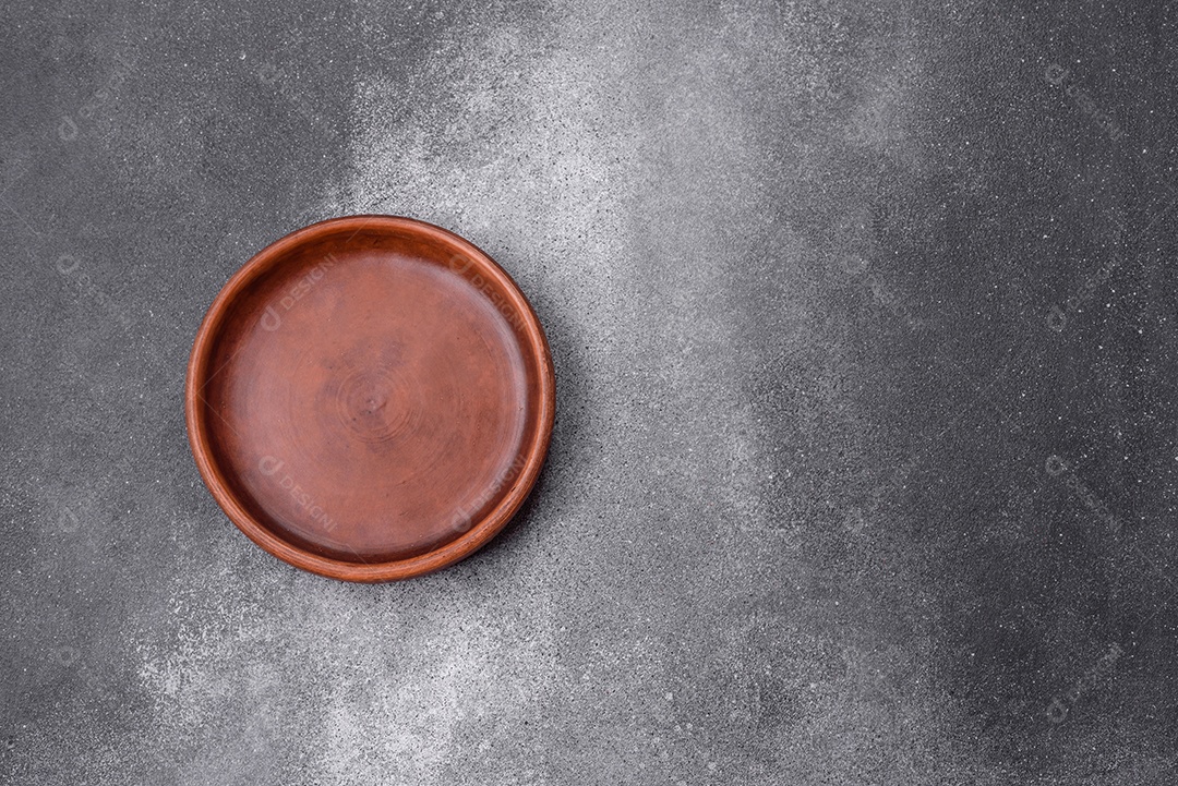 Prato sobre mesa concreto