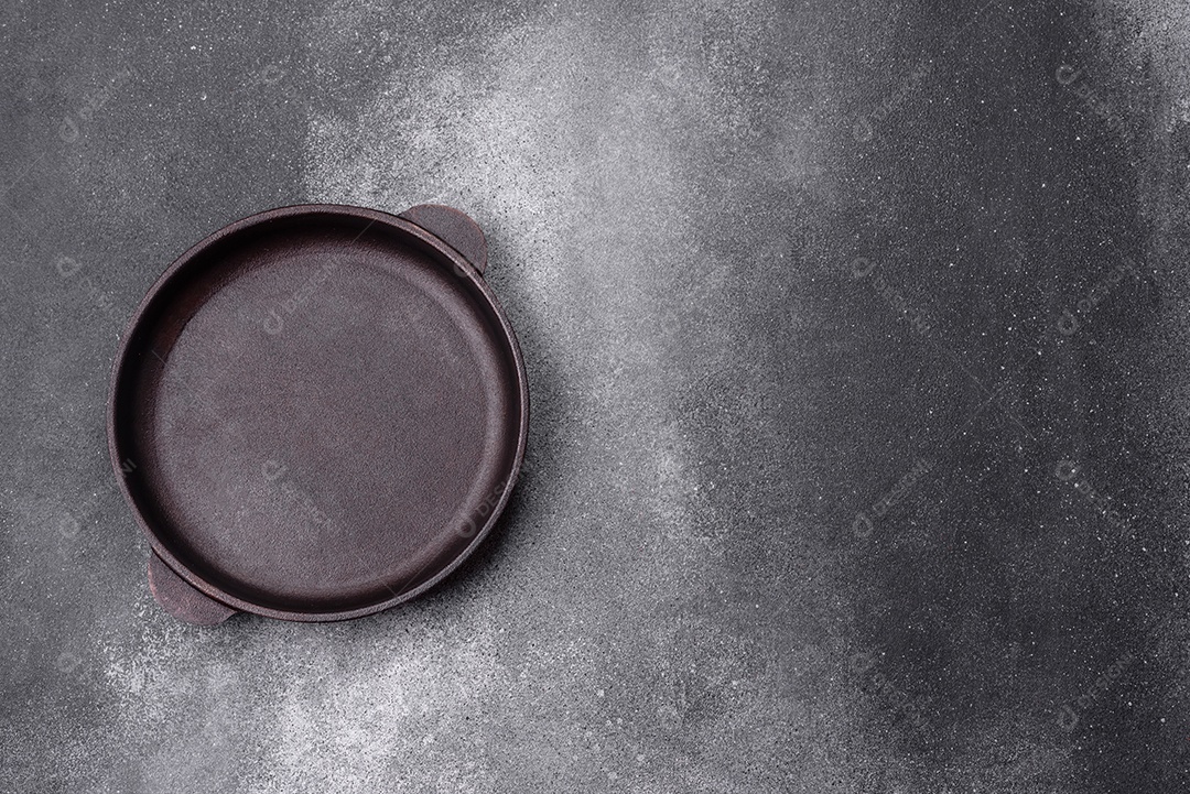 Prato sobre mesa concreto