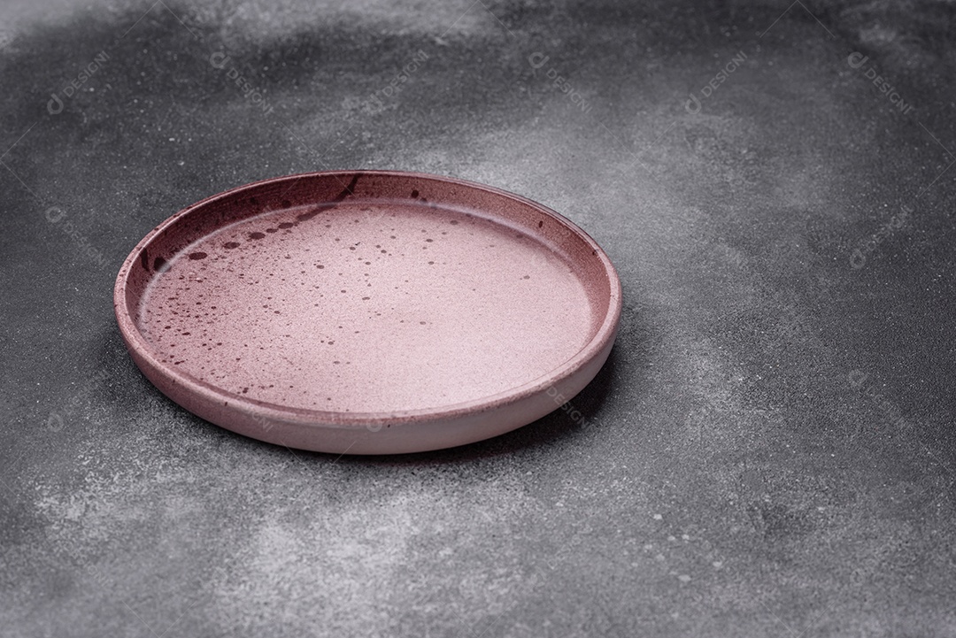 Prato sobre mesa concreto