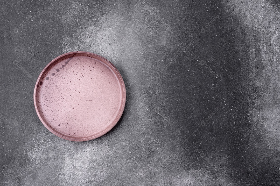 Prato sobre mesa concreto