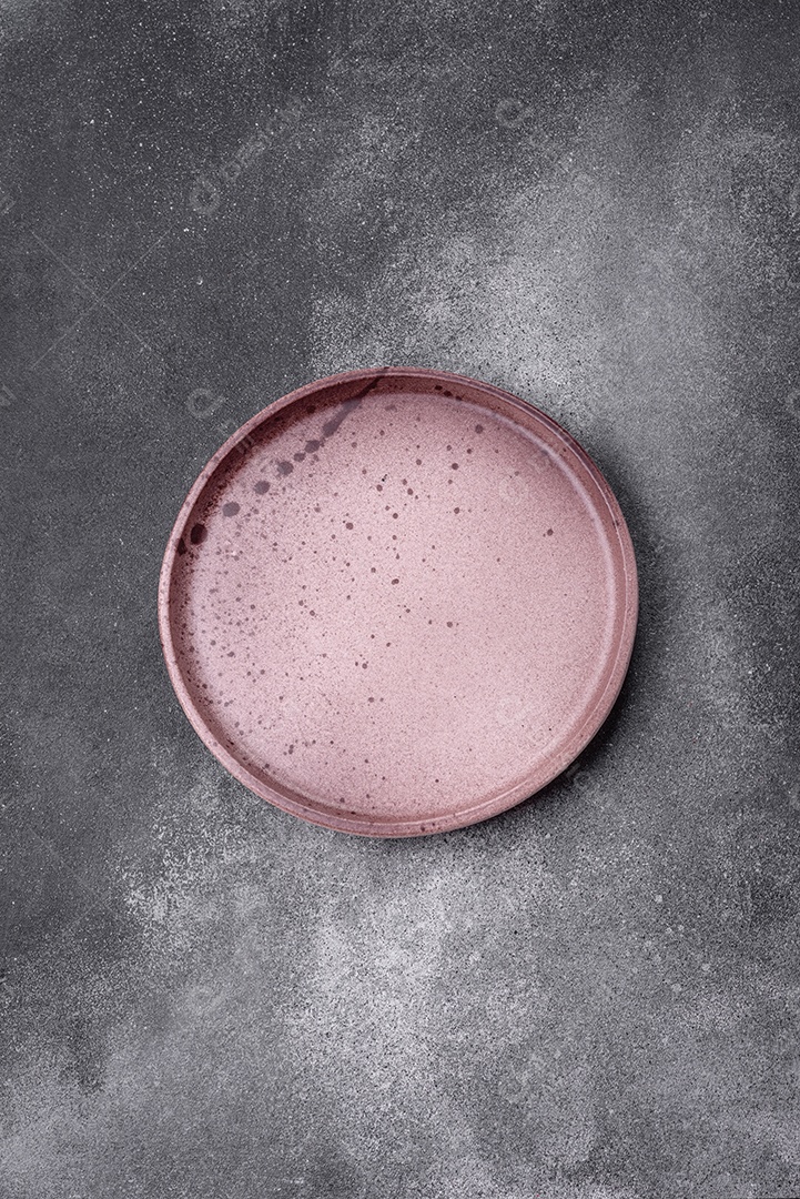 Prato sobre mesa concreto