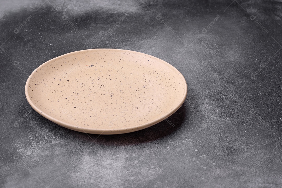 Prato sobre mesa concreto