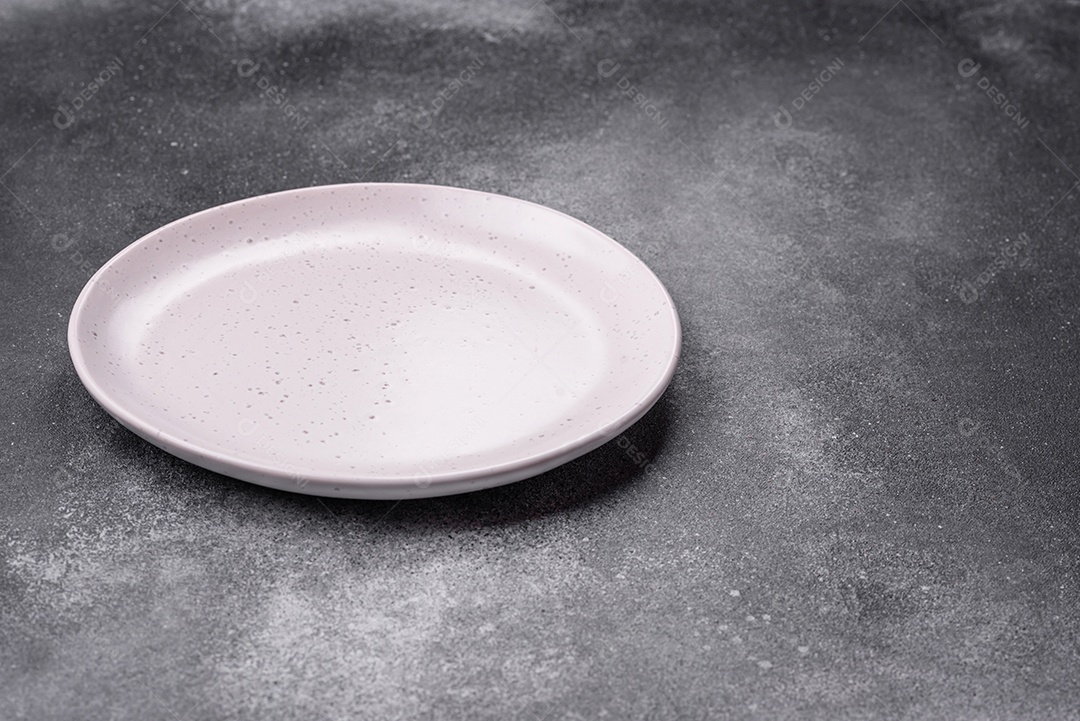 Prato sobre mesa concreto