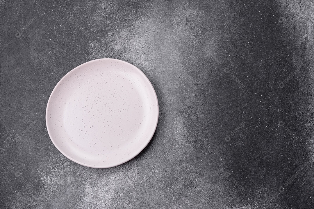 Prato sobre mesa concreto