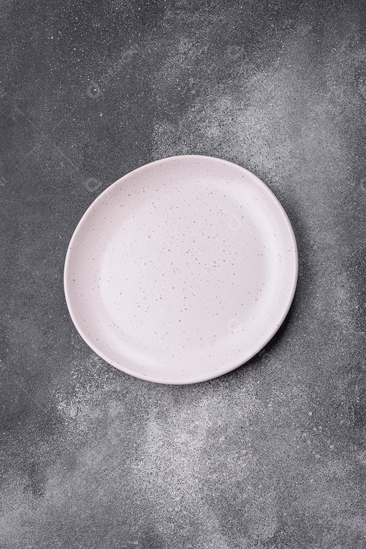 Prato sobre mesa concreto