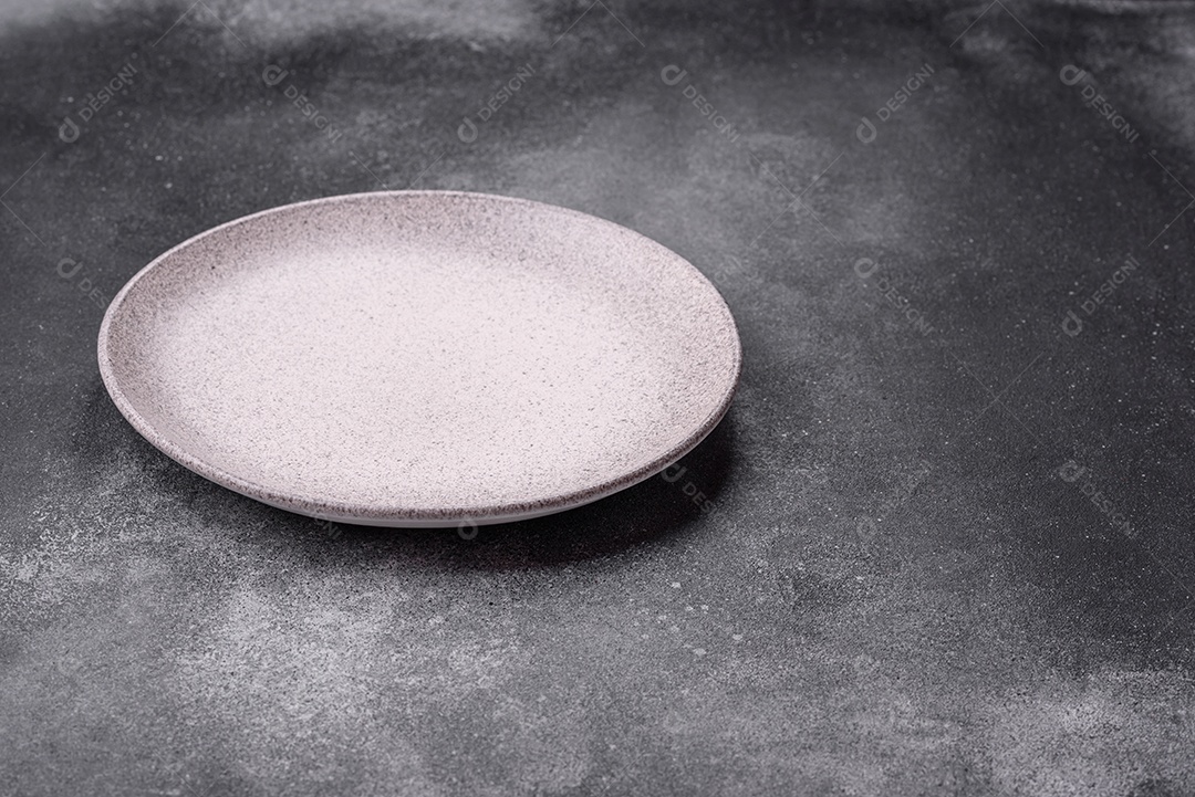 Prato sobre mesa concreto