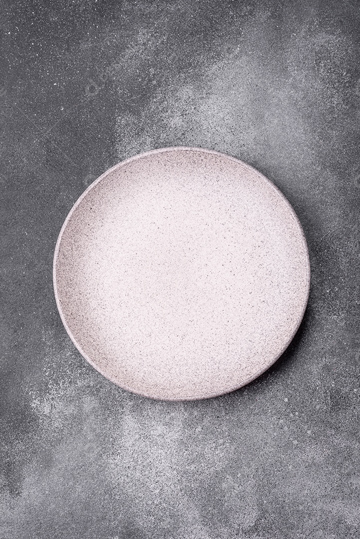 Prato sobre mesa concreto