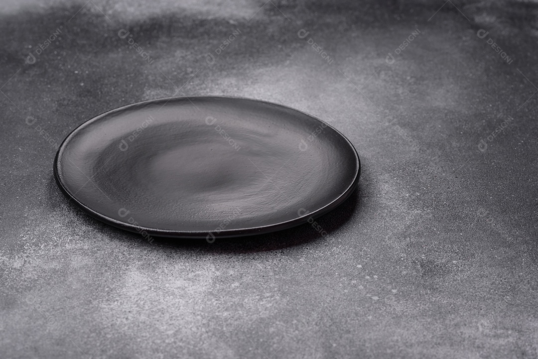 Prato sobre mesa concreto