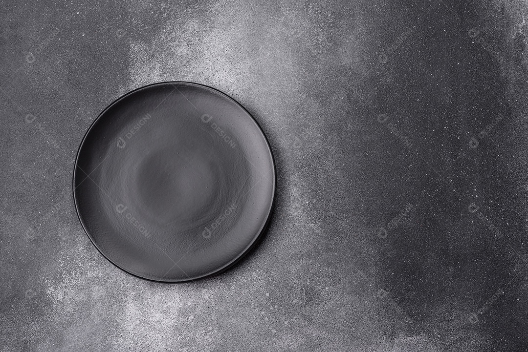 Prato sobre mesa concreto
